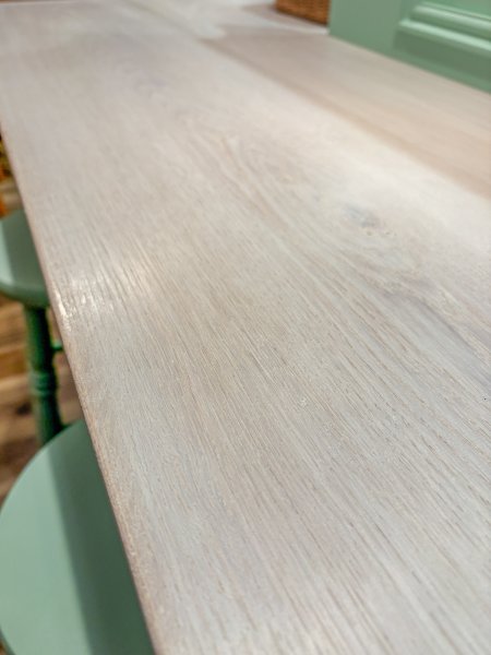 ホワイトオーク材のテーブル、ホワイトウォッシュ色ウレタン仕上げ。