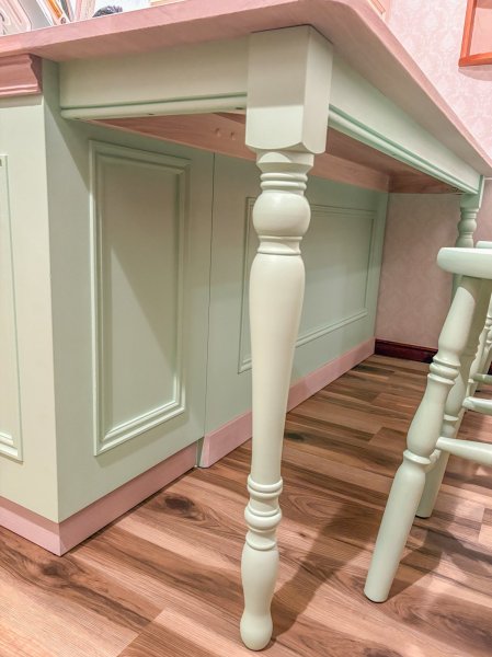 ろくろ足で支えるカウンタテーブル