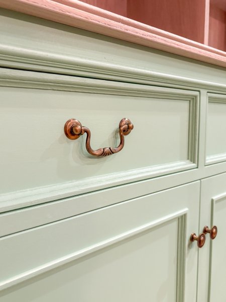 モールディングと真鍮金物で装飾したアンティーク調家具