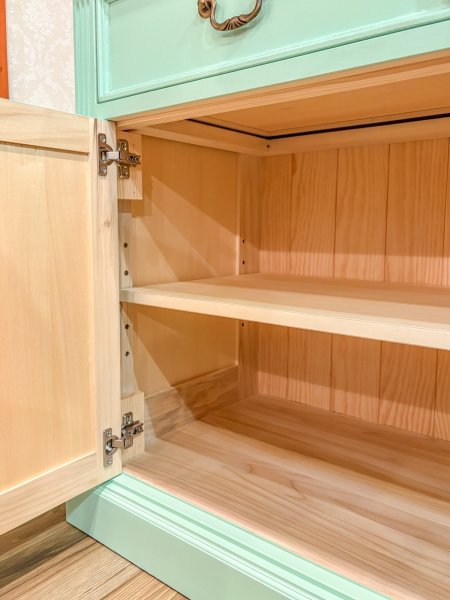 下段キャビネットは在庫や備品の収納に活躍