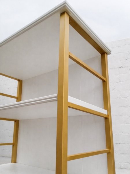 真鍮色のフレームを使ったディスプレイシェルフ。（写真は塗装）