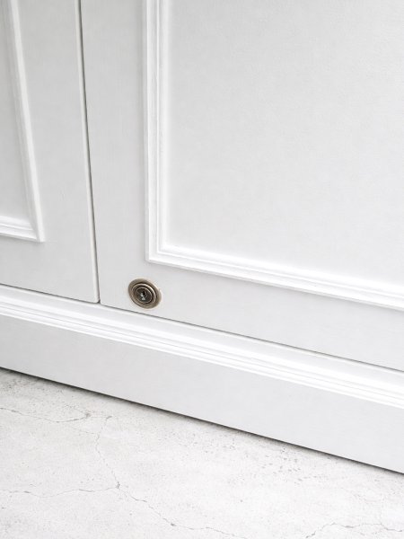 店舗什器向けに、シリンダー錠もつけられます。