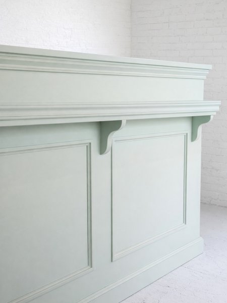 モールディングを使ったアンティーク調デザインの店舗家具を製作します。