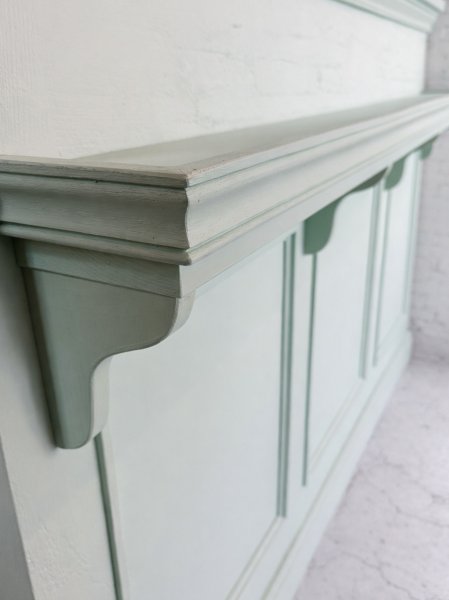 正面にはおしゃれなシェルフがあり、商品陳列や荷物置きに。