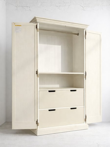 内側は上段がハンガーラック、中断に棚、下段に引出しが付いています。