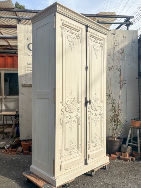 アンティーク調のクローゼット、ワードローブのオーダーメイドを致します。