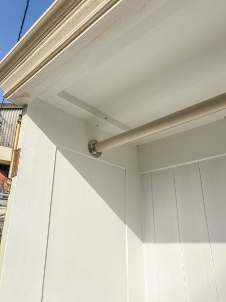 内側は上段がハンガーラック、中断に棚、下段に引出しが付いています。