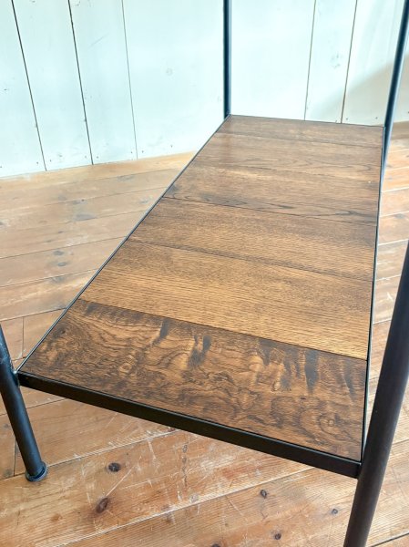 足元の棚にも靴おけます。足元は175mm浮いています。