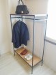 ハンガーバーと、靴や棚をおける棚が付いたラック。