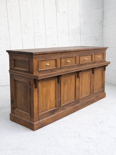 様々な店舗で活躍するレジカウンターを製作しております。