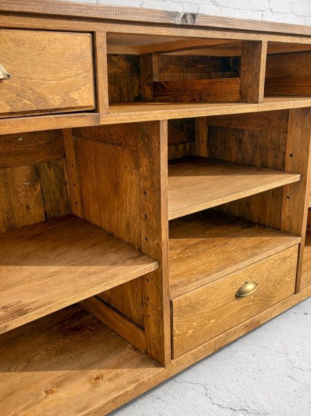 内側の収納は、棚や引出し、扉など様々なカスタマイズが出来ます。