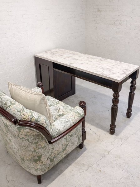 おしゃれで高級感のある店舗づくりに役立つネイルテーブルです。