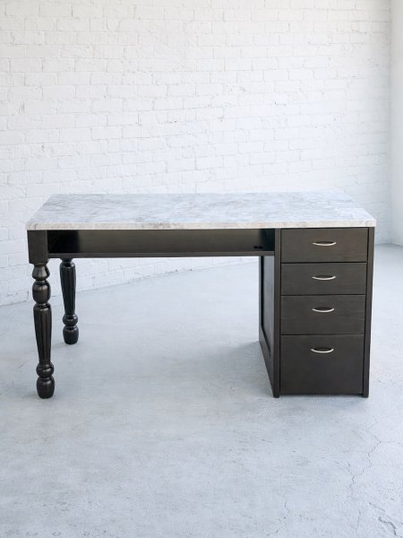 天板は大理石柄のメラミン合板で、アセトン耐性あり。