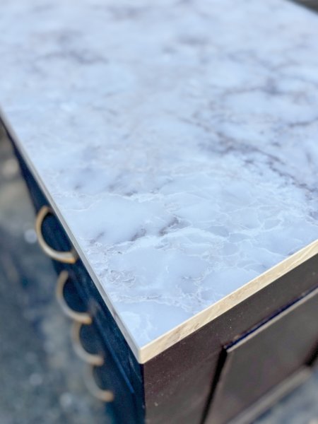 メラミン天板は耐キズ、耐汚性があり、アセトンで拭いても大丈夫です。