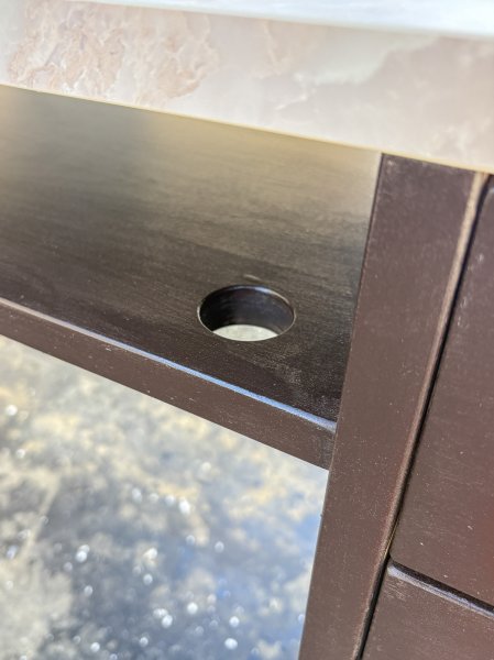 棚には配線孔を明けました。細かなカスタマイズも承ります。