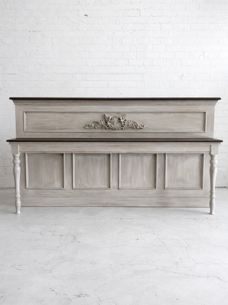 ヨーロッパのアンティーク家具のような荘厳な佇まいのカウンターテーブル。