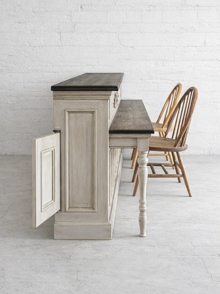 正面はカウンターテーブルになっているので、イスを置いて飲食スペースに。