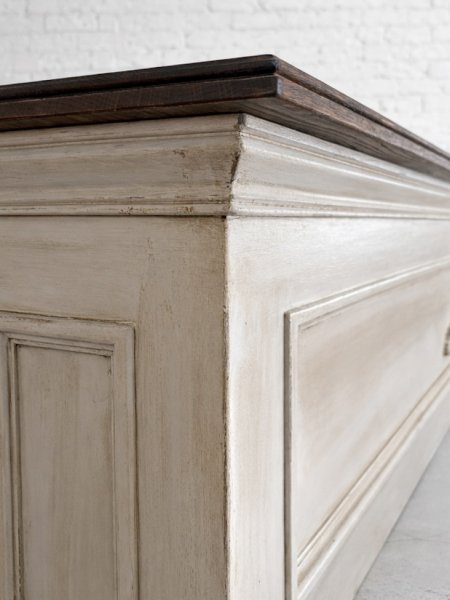 ダークオーク色の天板と、ソフトグレー汚し色。