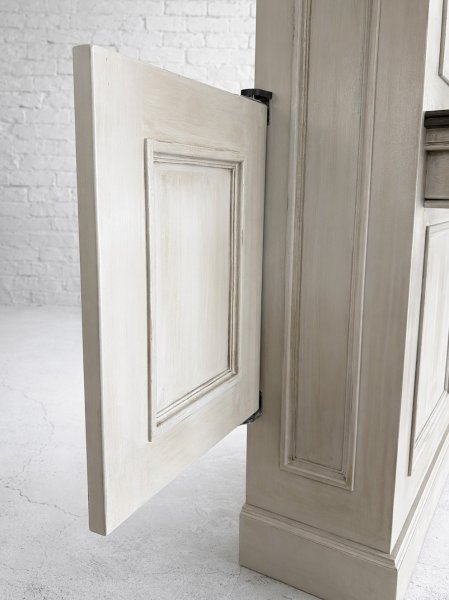 カウンターの端に設置したスイングドア。