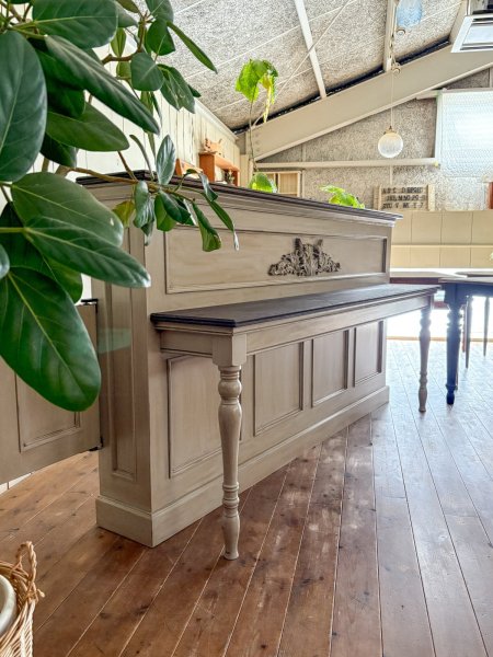 まるでアンティーク家具のような落ち着いた雰囲気のカウンター。