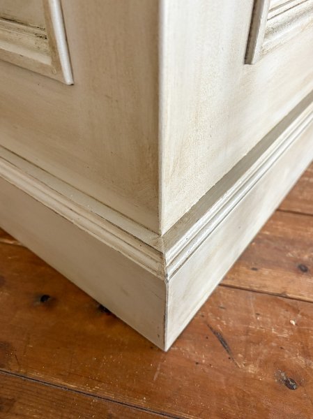 モールディングで装飾したアンティーク調店舗家具。