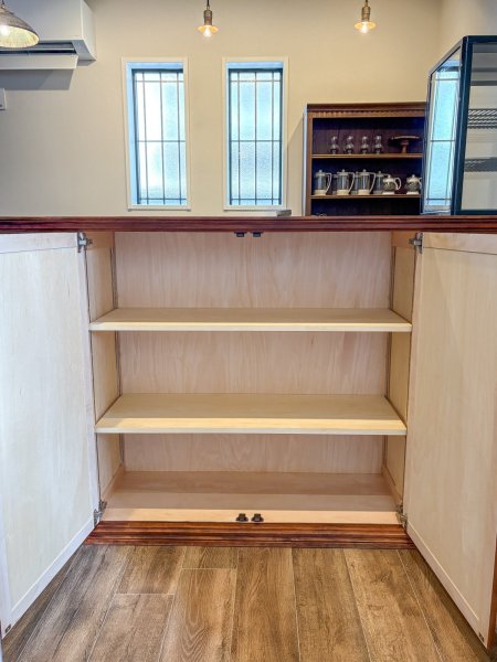 中央の扉収納、奥行は420mmあって収納力があります。