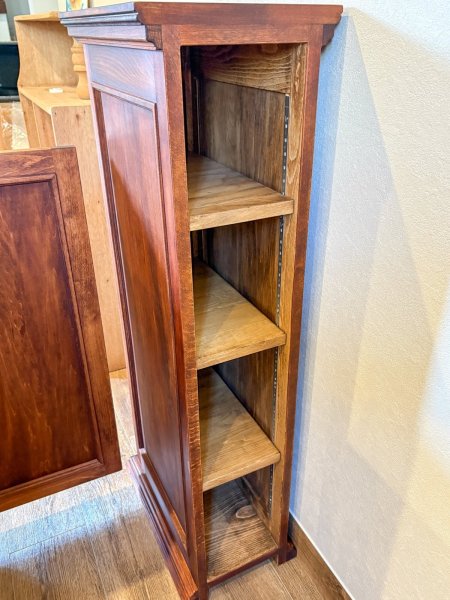 スリムキャビネットも棚になっていて、細かな収納に。