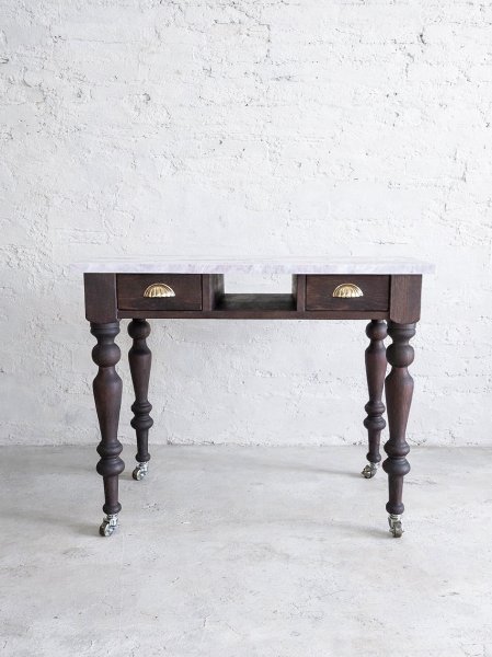 キャスター付きのろくろ足ネイルテーブルのご紹介です。