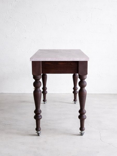アンティーク家具のようなろくろ足のネイルテーブル、とってもかわいいです。