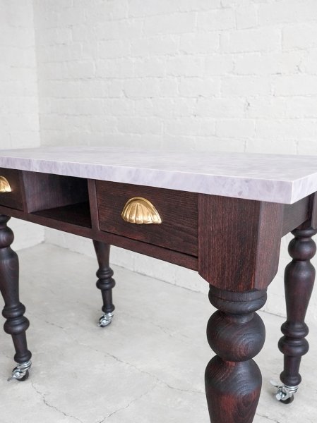 天板は大理石メラミン、金の取っ手が付いた引き出し付きネイルデスクです。