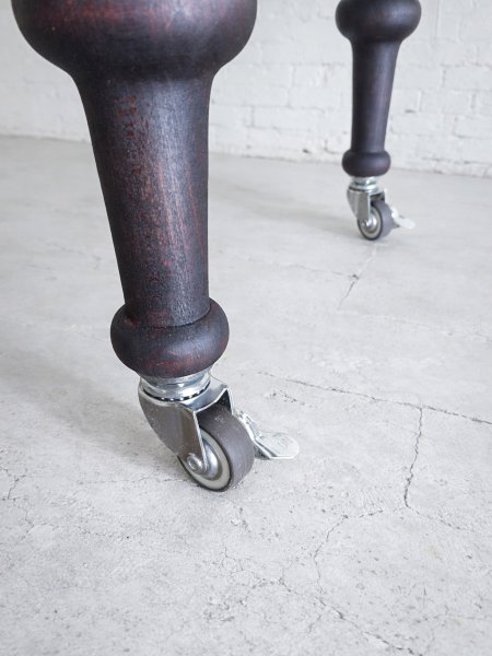 ろくろ足の先にはブレーキ付きのキャスター。