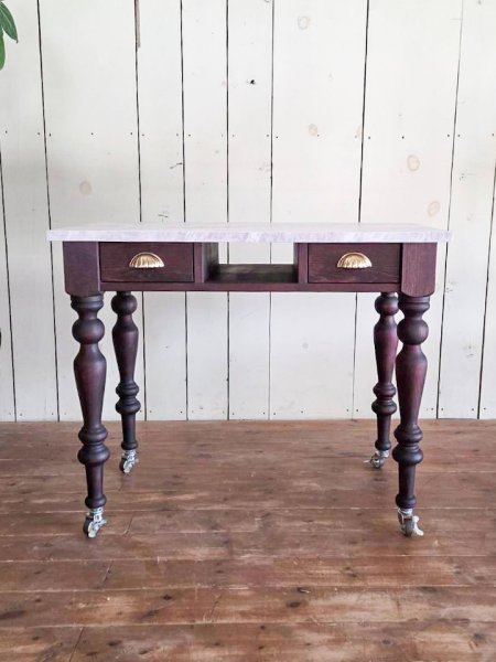 写真はW860、D450、H700mmと小さめのネイルテーブル。