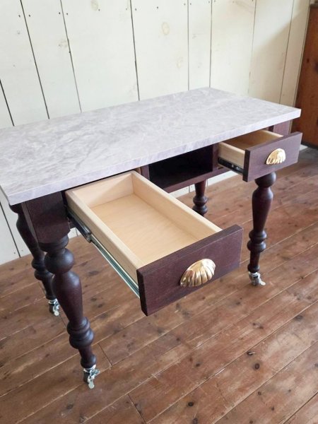 よく使う道具を手元に収納できる引き出し付き。