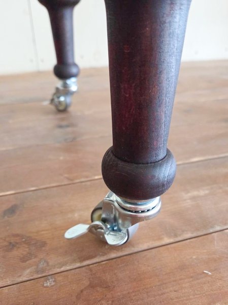 ろくろ足の先にはブレーキ付きのキャスター。