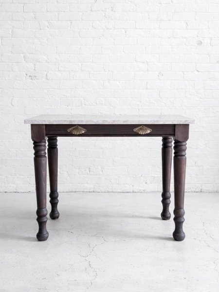 写真はW900×D450×H700mmのネイルデスク