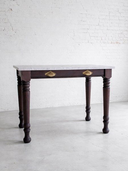 アンティーク調デザインのろくろ足を使ったネイルテーブルです。