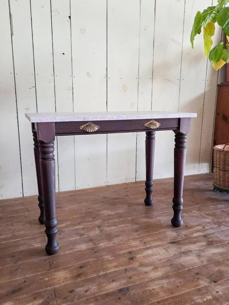 写真の足はボルドー色、その他21色をご用意しております。