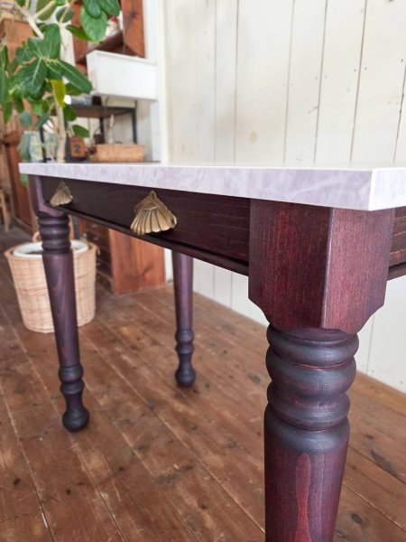 アンティーク調デザインのドレッサー、お仕事机にもおすすめです。