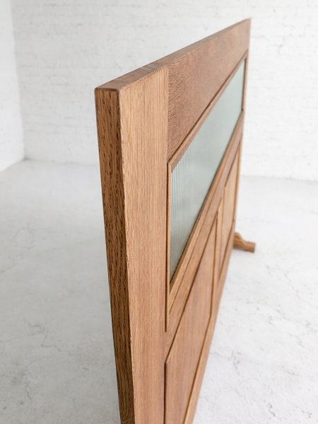 天然木を使った、ゴージャスなデザインの目隠しパーテーションです。