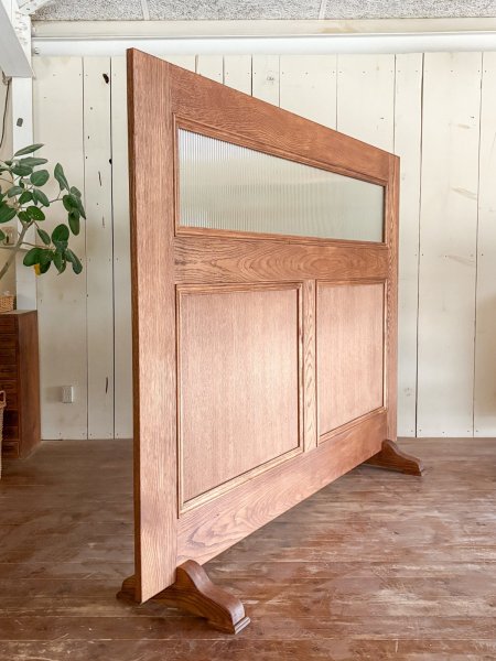 高さ1400mmで、座った状態では完全に視界を塞ぎます。