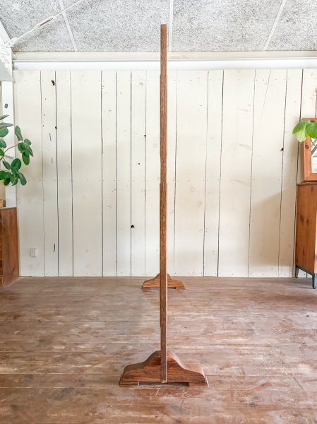 足の幅が400mm、パテーション自体は22mmくらいの薄さです。