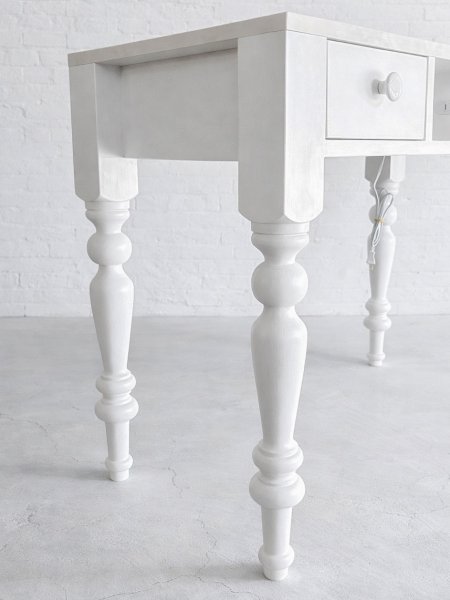 ろくろ足のネイルデスク。ろくろ足の形は数種類から選べます。