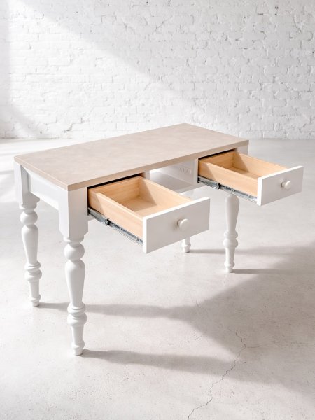 小さな引出しが2つ、オープン棚が一つ。