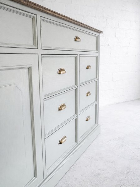 モールディングや溝で装飾した豪華なアンティーク調家具です。