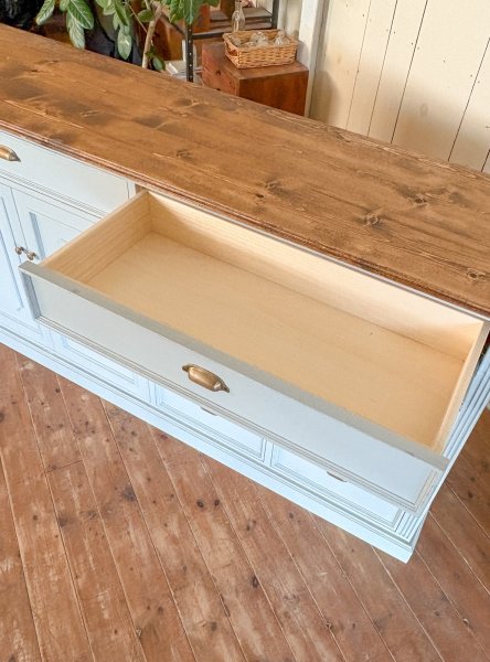 上段には幅広の大きな引出しを設置。