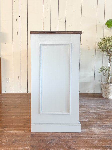 側面にもモールディング装飾。