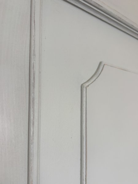 下地が少し見えるエイジングペイント仕上げ。