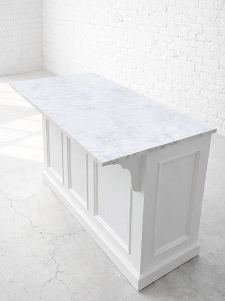 天板は大理石柄のメラミンで、水拭きやアルコール除菌可能です。