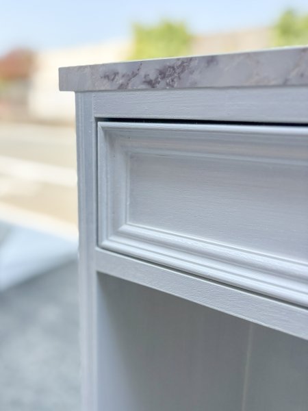 引出しの口板もモールディングで装飾