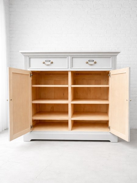 細かな棚を入れたキャビネットです。